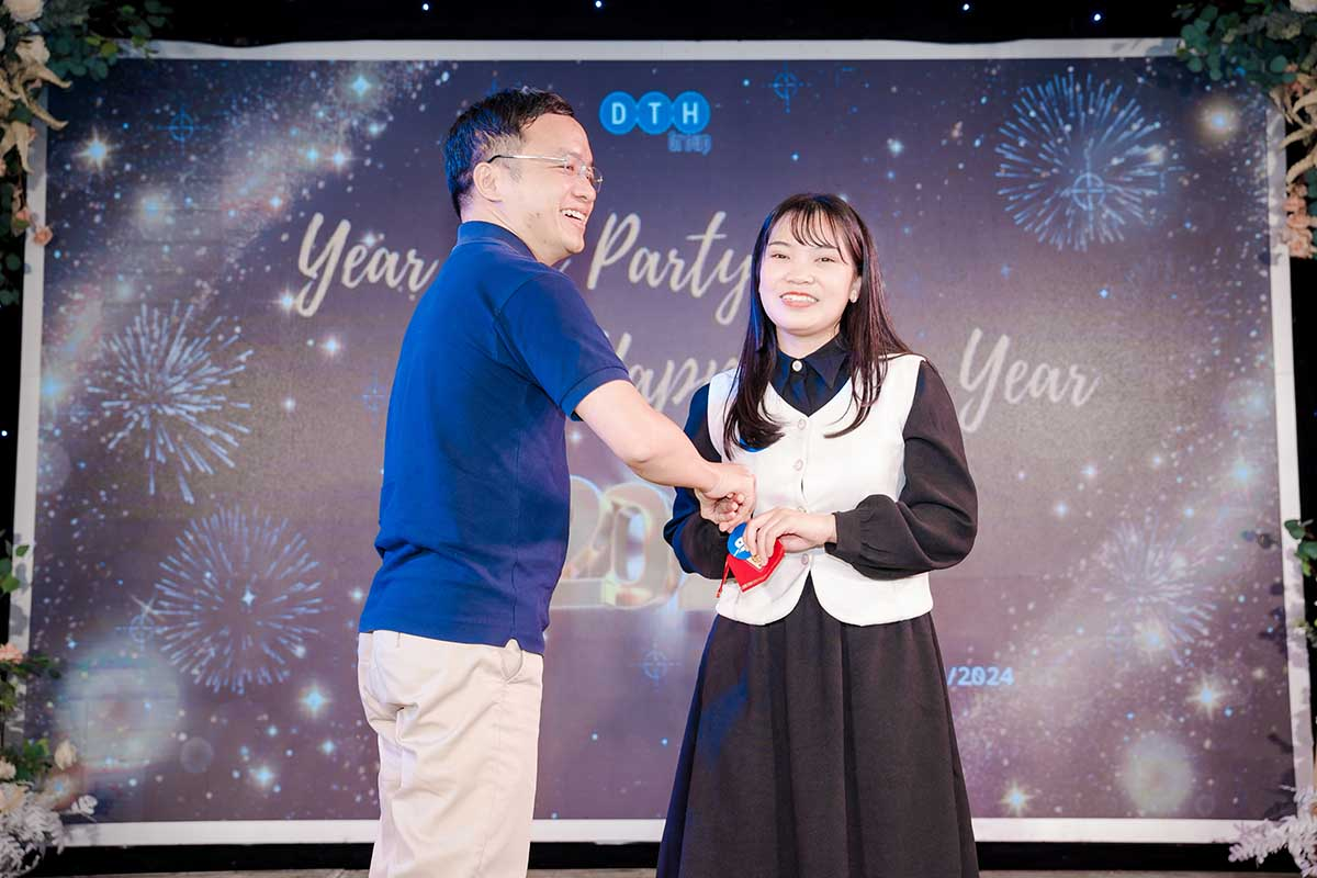 ceo mai văn tiến tại lễ year end party của ABSim