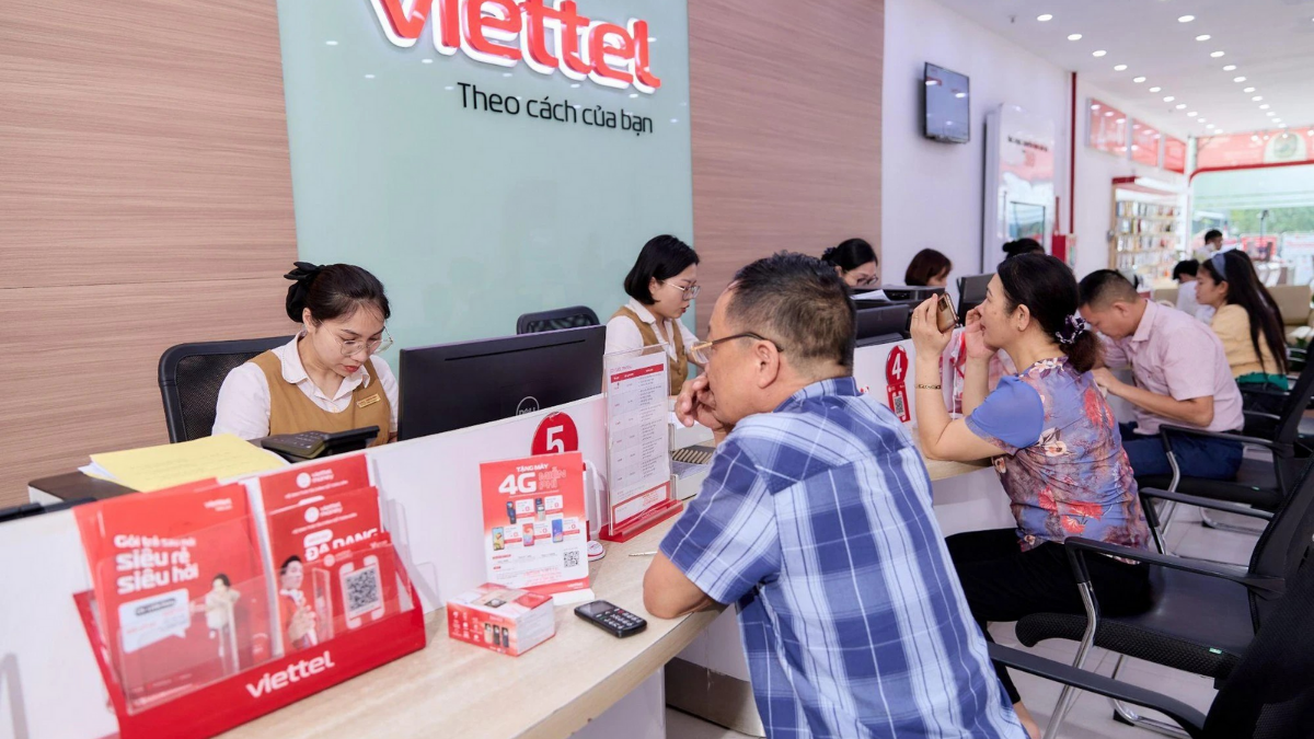Khách hàng đến cửa hàng Viettel