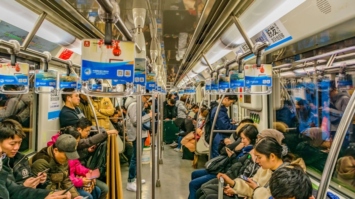 Người dùng sử dụng smartphone trên tàu điện ngầm